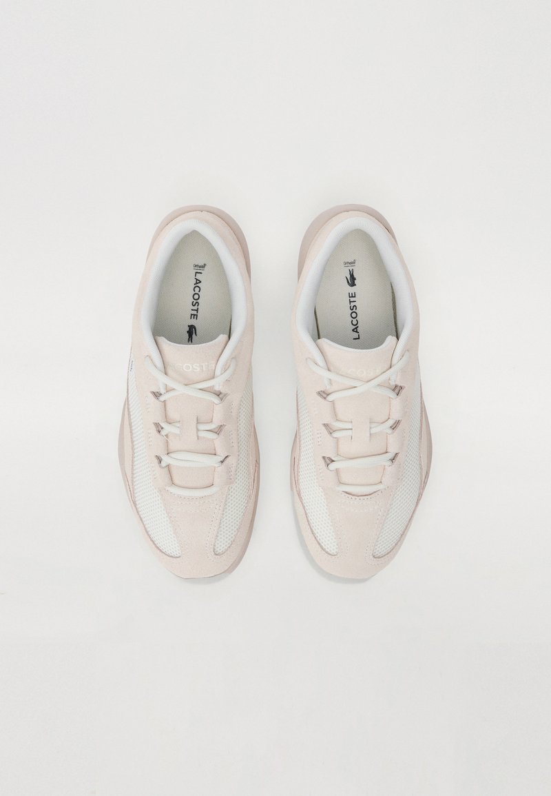 Baskets en suede rose clair avec des accents en maille blanche, bout rond, lacets blancs et un logo sur la languette. Semelle plate en caoutchouc.