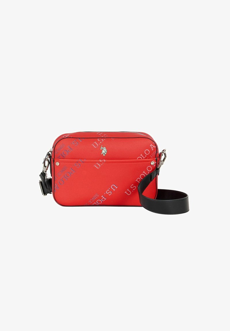 Sac bandoulière rouge en matériau synthétique. Dispose d'une fermeture éclair, d'une sangle noire et du logo répété de U.S. Polo Assn. en bleu. Accents de métal argenté.