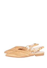 Scarpe flat intrecciate in pelle color beige chiaro con punte appuntite, cinturino slingback e un motivo testurizzato. Tacco basso per stabilità.