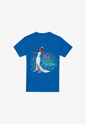 Blaues Baumwoll-T-Shirt mit einem grafischen Motiv eines Charakters in einem weißen Gewand, mit dem Text "Live Your Passion" in Grün und Pink.