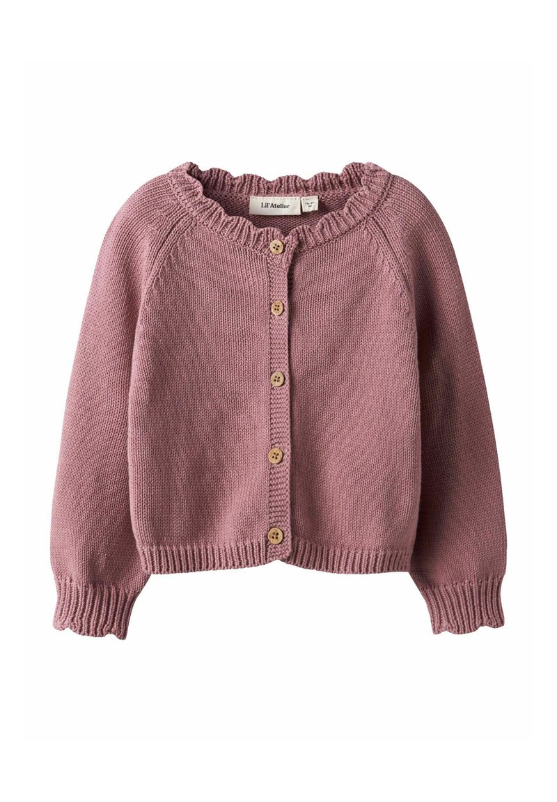 Pletený růžový cardigan s volánovým výstřihem, dřevěnými knoflíky a žebrovanými manžetami. Má dlouhé rukávy a zkrácený střih.