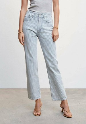 Lichtblauwe en witte gestreepte wijde jeans met een hoge taille, voorzien van voorzakken en een ritssluiting, gecombineerd met beige sandalen.