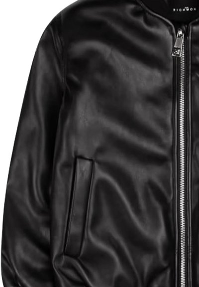 Giubbotto bomber in pelle nera con zip frontale, collo a coste e tasche laterali. Texture liscia con una finitura lucida.
