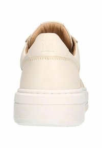 Sneaker in pelle crema con collo imbottito, logo "M" in rilievo e suola bianca spessa, che mette in evidenza una texture liscia e un design minimalista.