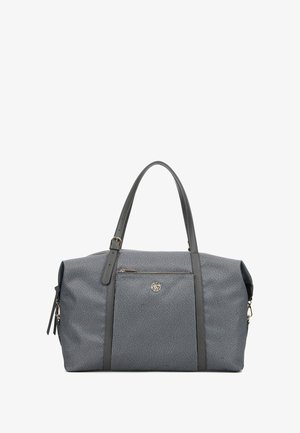 Borsa in tessuto sintetico grigio con un motivo testurizzato, dotata di due manici, una tasca con zip e un logo accentato sul davanti.