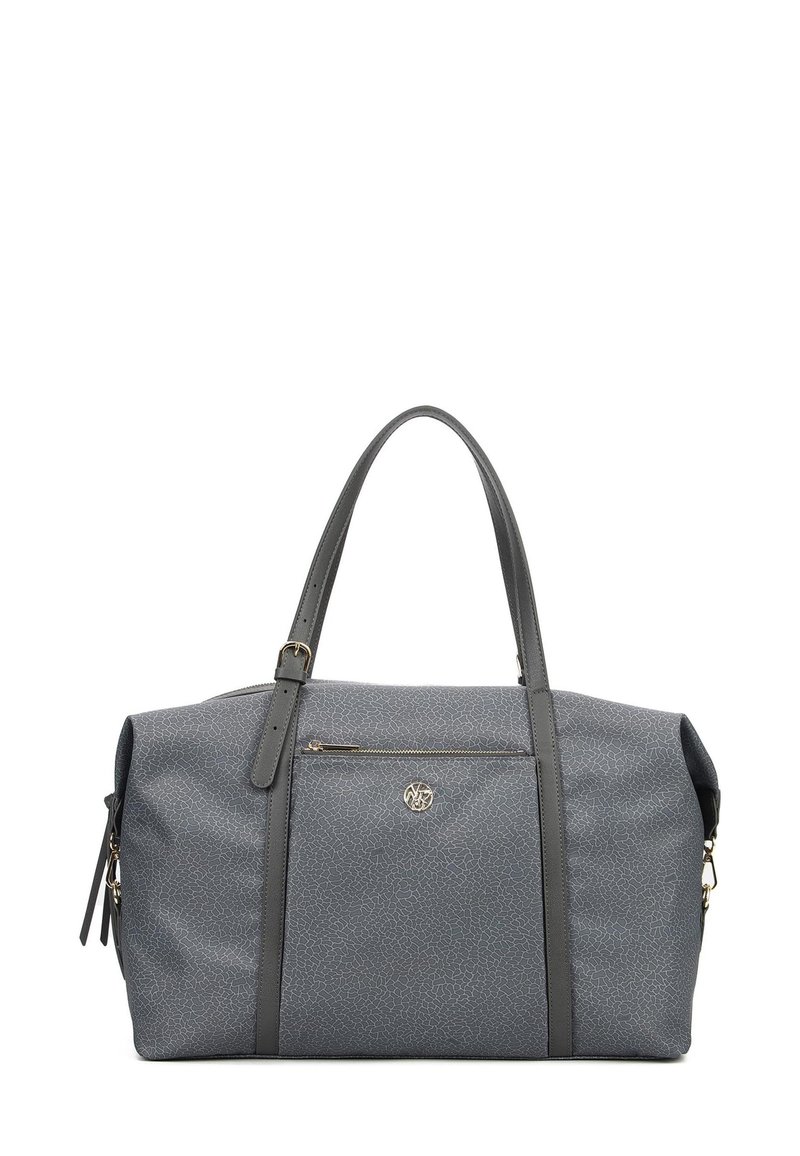 Borsa in tessuto sintetico grigio con un motivo testurizzato, dotata di due manici, una tasca con zip e un logo accentato sul davanti.