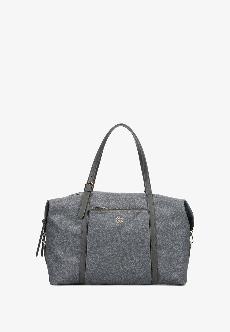 Borsa in tessuto sintetico grigio con un motivo testurizzato, dotata di due manici, una tasca con zip e un logo accentato sul davanti.
