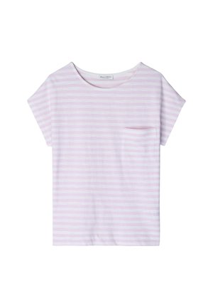 Damska koszulka z krótkim rękawem w jasnoróżowe i białe poziome paski z małą kieszonką na piersi na białym tle.