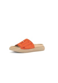 Infradito arancioni con tomaia in morbido suede, cinturino regolabile e suola imbottita color tan. Presenta un'applicazione metallica rettangolare sul cinturino.