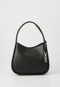 Svart skinn skulderveske med en buet design, med DKNY-logo og en metalltag. Glatt tekstur med en subtil kornfinish.