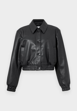 Črna kratka usnjena jakna s koničastim ovratnikom, sprednjim gumbom za zapiranje, elastičnimi manšetami in gladko teksturo. Vključeni so bočni žepi.