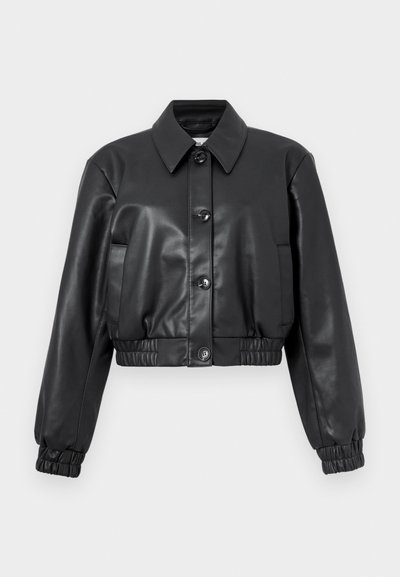 Crna skraćena kožna jakna s oštrim ovratnikom, prednjim zatvaranjem na gumbe, elastičnim manžetama i glatkom teksturom. Uključene su bočne džepove.