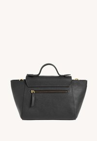 Sac à main en cuir noir avec une anse supérieure, un rabat à l'avant et une poche zippée horizontale en or sur un fond clair.