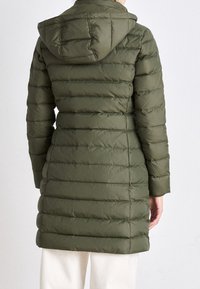 Olivgrüne Steppjacke mit horizontalen Nähten, Kapuze und langen Ärmeln. Der Stoff wirkt glatt und isoliert.