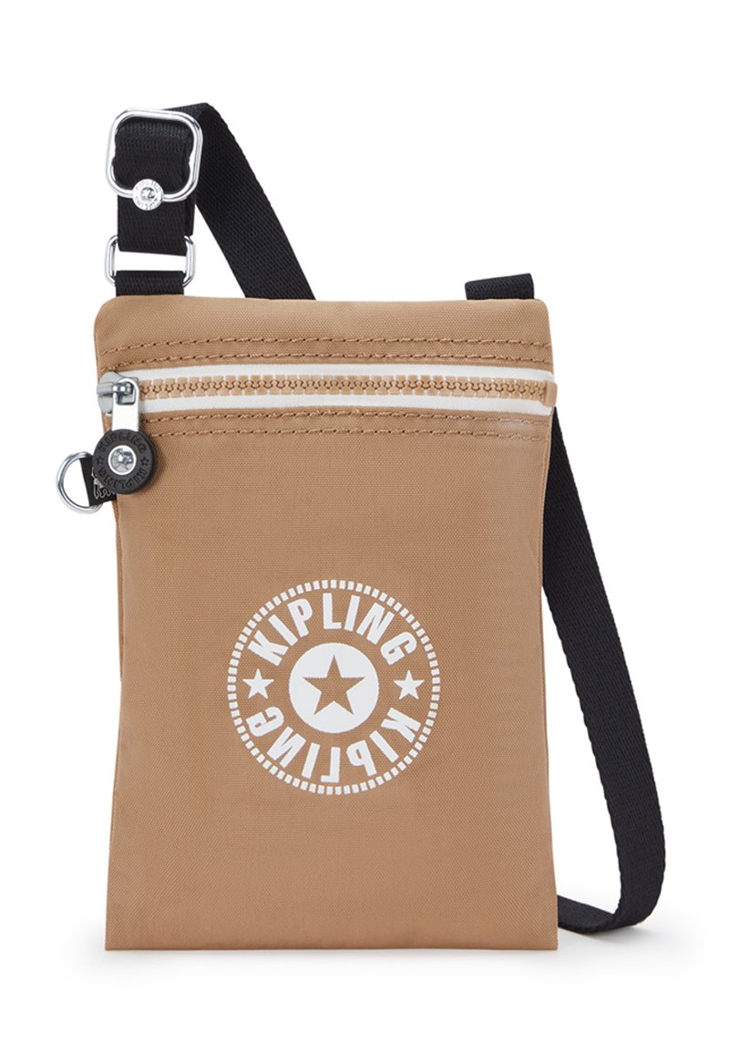 Hnědá nylonová crossbody taška s bílým logem, se zapínáním na zip a nastavitelním černým popruhem. Má hladkou strukturu a kompaktní obdélníkový tvar.