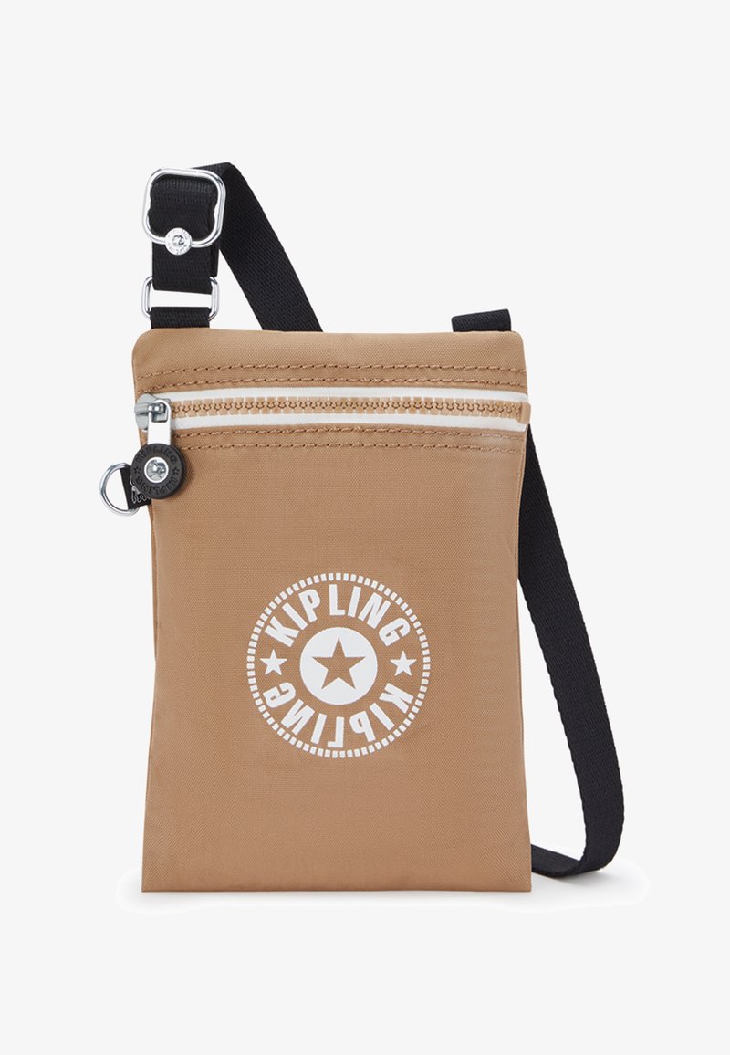 Borsa a tracolla in nylon marrone con logo bianco, chiusura a zip e tracolla nera regolabile. Presenta una texture liscia e una forma rettangolare compatta.