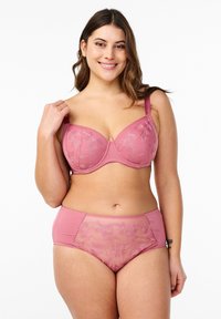 Mauve lingerieset met een beha met bloemenborduursel en voorgelamineerde cups, gecombineerd met hoge taille panties in een bijpassend ontwerp.