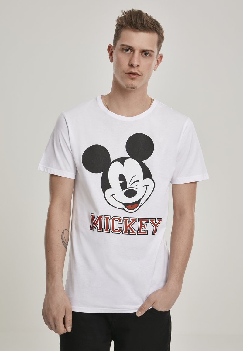 T-shirt en coton blanc avec un grand graphique de Mickey Mouse noir et rouge sur le devant, avec des lettres en gras écrivant "MICKEY" en dessous.