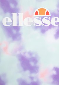 Grafika Ellessee s jemným pastelovým dizajnom v mätovo zelenej, levanduľovej a nádychom ružovej farby, s tučným bielym textom v strede.