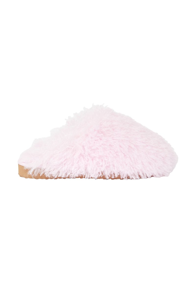 Różowy, puszysty kapcie z teksturowaną, pluszową cholewką i płaską, naturalnie kolorową podeszwą. Okrągły nosek i miękkie, futerkowe wykończenie na całej powierzchni.