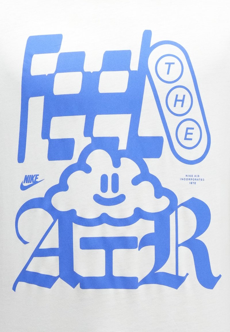 T-shirt blanc avec grand texte graphique bleu "RESSENS L'AIR" et une icône de nuage souriant. Logo Nike imprimé sur le côté gauche.