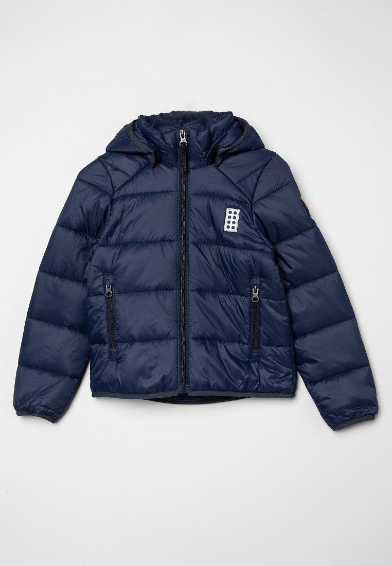 Giacca a vento blu navy imbottita con cappuccio, dotata di zip frontale, due tasche laterali con zip e una patch con cinque punti sulla parte superiore sinistra.