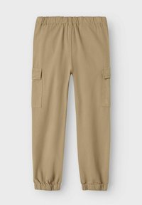 Pantalon cargo kaki avec une taille élastique, des bas en tapered et deux poches latérales. Fabriqué en tissu léger avec une texture lisse.