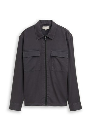 Sötétszürke, hosszú ujjú dzseki gallérral, elől cipzárral és két fedeles mellzsebbel, fehér háttéren laposan elhelyezve.