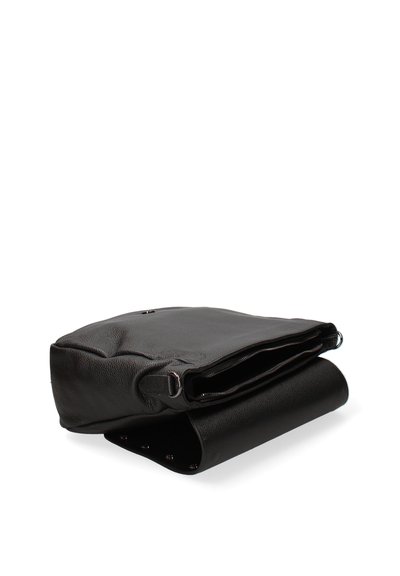 Borsa nera in pelle con superficie texturizzata, dotata di una chiusura superiore con zip e un design piegato. Gli accessori in metallo sono visibili lungo i bordi.