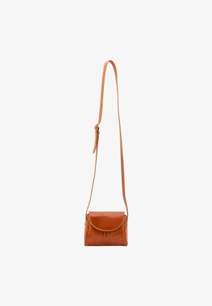 Crossbody tas in oranje leer, met een klep sluiting, een gladde textuur en een verstelbare schouderband voor eenvoudig dragen en toegang.