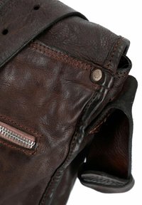 Braune Ledertasche mit sichtbarer Textur, ausgestattet mit einer Reißverschlusstasche und kontrastierenden Nähten. Enthält ein rundes Logo-Knopfdetail.