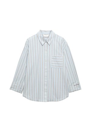 Camisa de manga larga azul claro con botones, con rayas verticales blancas y marrones y un bolsillo en el pecho a rayas en el lado izquierdo.