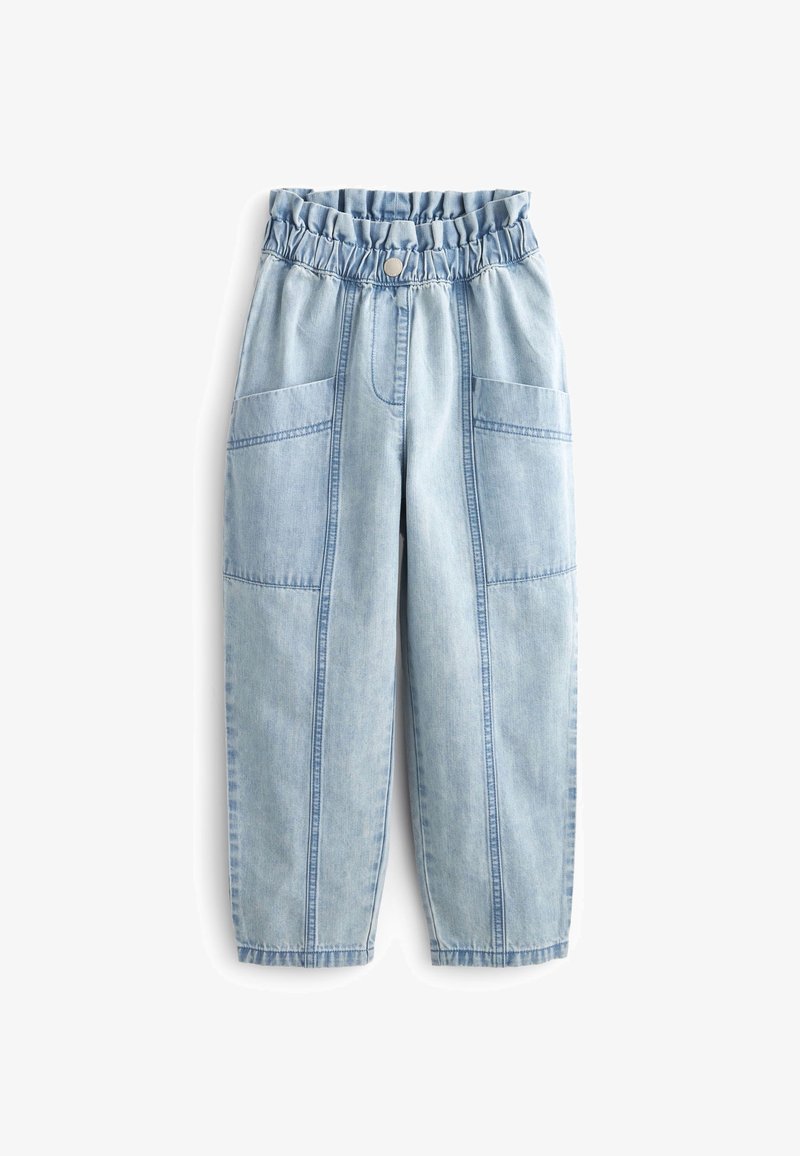 Pantalon en denim bleu clair avec taille élastiquée et volantée, bouton à l'avant, grandes poches plaquées devant et jambes fuselées.