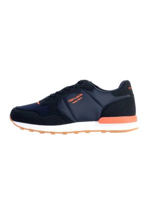 Scarpa da atletica blu navy con accenti arancioni, caratterizzata da un mix di materiali tessili e scamosciati, suola in gomma e design con lacci.