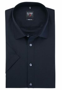 Dunkelblaues kurzärmliges Hemd, glatter Stoff, mit Knopfleiste, klassischem Kragen und einem Etikett mit der Aufschrift "Olymp Level 5 Body Fit".