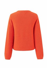 Pull orange vif à manches longues en tissu duveteux avec un col rond et des poignets côtelés, vu de dos sur un fond blanc.