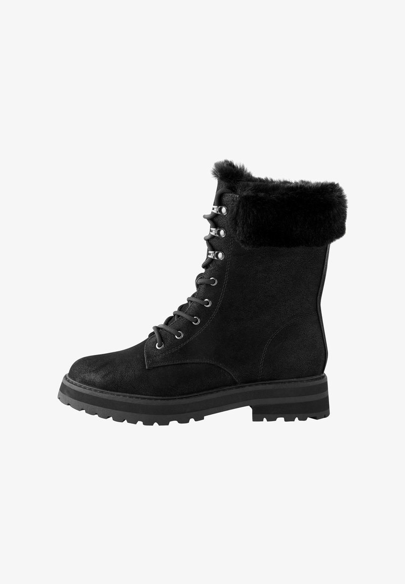 Schwarzer Kampfstiefel im Stil mit einem Kragen aus Kunstfell, Schnürfront, robustem Sohlen, strukturiertem Wildledermaterial und silbernen Hardware-Akzenten.
