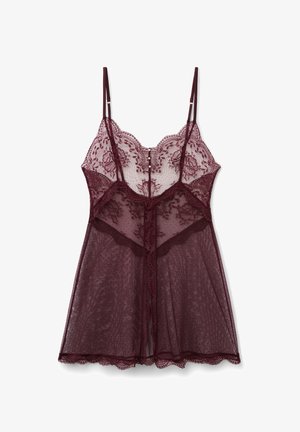 Nuisette en dentelle bordeaux avec des bretelles réglables, ornée de motifs floraux, de sections transparentes et de bords festonnés pour plus de texture et de détails.