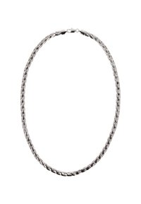 Ezüst láncnyaklánc bonyolult fonott mintával és homárzárral fehér háttér előtt.