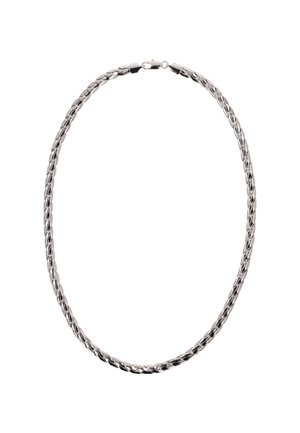 Zilveren ketting met een ingewikkeld gevlochten patroon en een karabijnsluiting op een witte achtergrond.