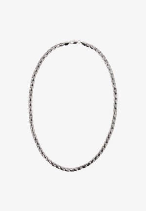 Silberne Kettenhalskette mit kompliziertem geflochtenem Muster und Karabinerverschluss auf einem weißen Hintergrund.