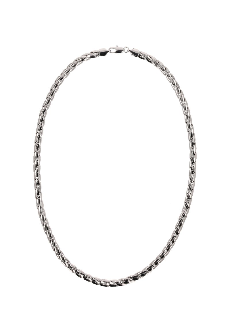 Ezüst láncnyaklánc bonyolult fonott mintával és homárzárral fehér háttér előtt.