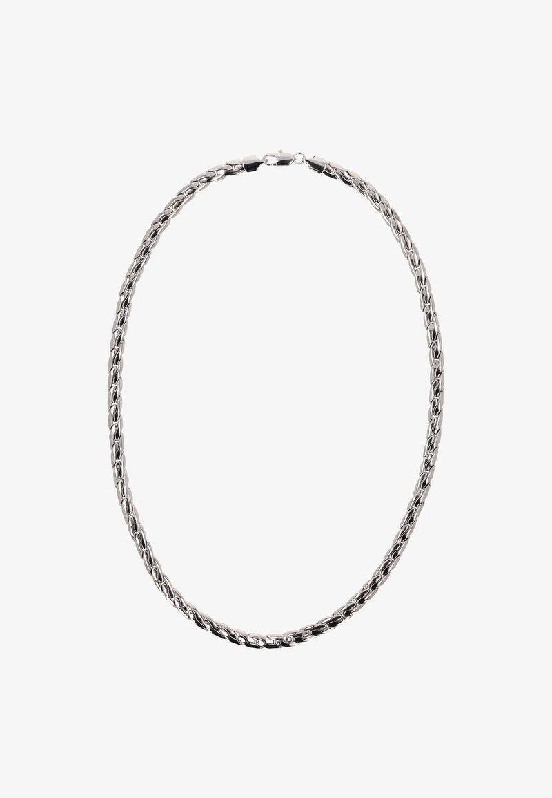 Ezüst láncnyaklánc bonyolult fonott mintával és homárzárral fehér háttér előtt.