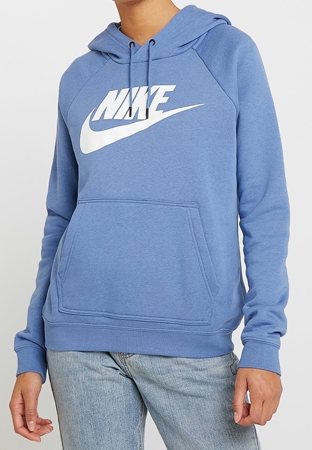 Blå sweatshirt med huva, med en stor vit Nike-logotyp på bröstet, framficka och ribbade ärm- och nederkanter. Mjuk tygtextur.