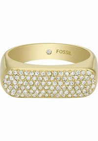 Guldtonet ring med en glat bånd og en række klare krystaller indsat i et gittermønster på forsiden, præget med mærkenavnet "Fossil."