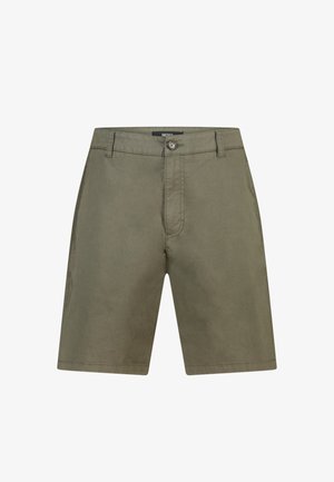 Olijfgroene heren knielange shorts met knoopsluiting, riemlussen en voorzakken, weergegeven op een witte achtergrond.