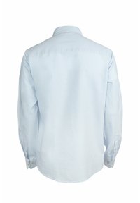 Camisa de botones a rayas azul claro con mangas largas, cuello clásico y puños abotonados. Material de algodón suave con una textura lisa.
