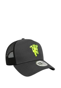 Schwarze Trucker-Cap mit solidem Vorderteil, Mesh-Rückseite und leuchtend grünem gesticktem Logo. Mit gebogenem Schirm und verstellbarem Snapback-Verschluss.