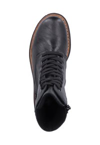 Bottine en cuir noir à bout rond, surface texturée et lacets noirs ; elle possède une semelle en caoutchouc marron et une fermeture éclair sur le côté.