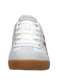 Witte sneaker met grijze suède accenten, voorzien van platte veters, een ronde neus en een brown rubberen zool. Merkennaam zichtbaar op de tong.